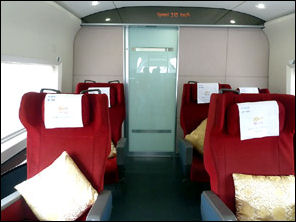 20111105-Seat 61 Beijing Shanghai China-train-380-int.jpg